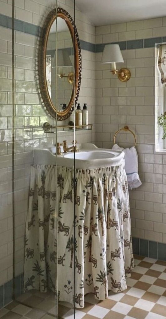 Un rangement caché par un rideau sous un lavabo