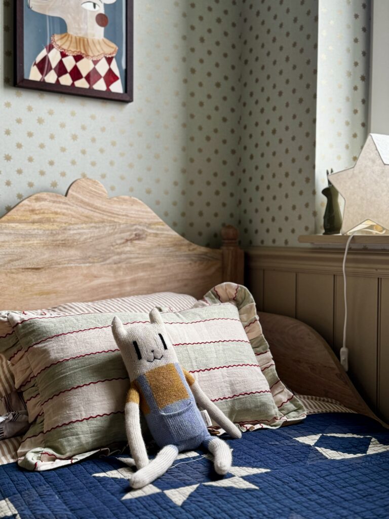 Chambre d'enfant intemporelle et chaleureuse