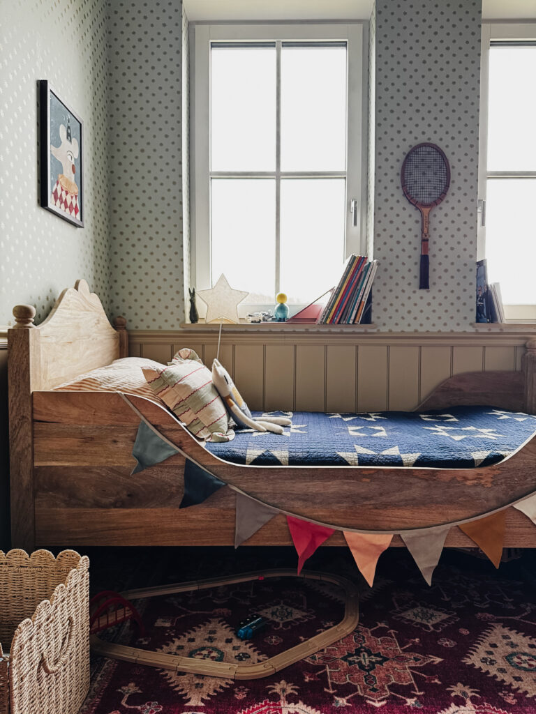 Chambre d'enfant intemporelle et chaleureuse