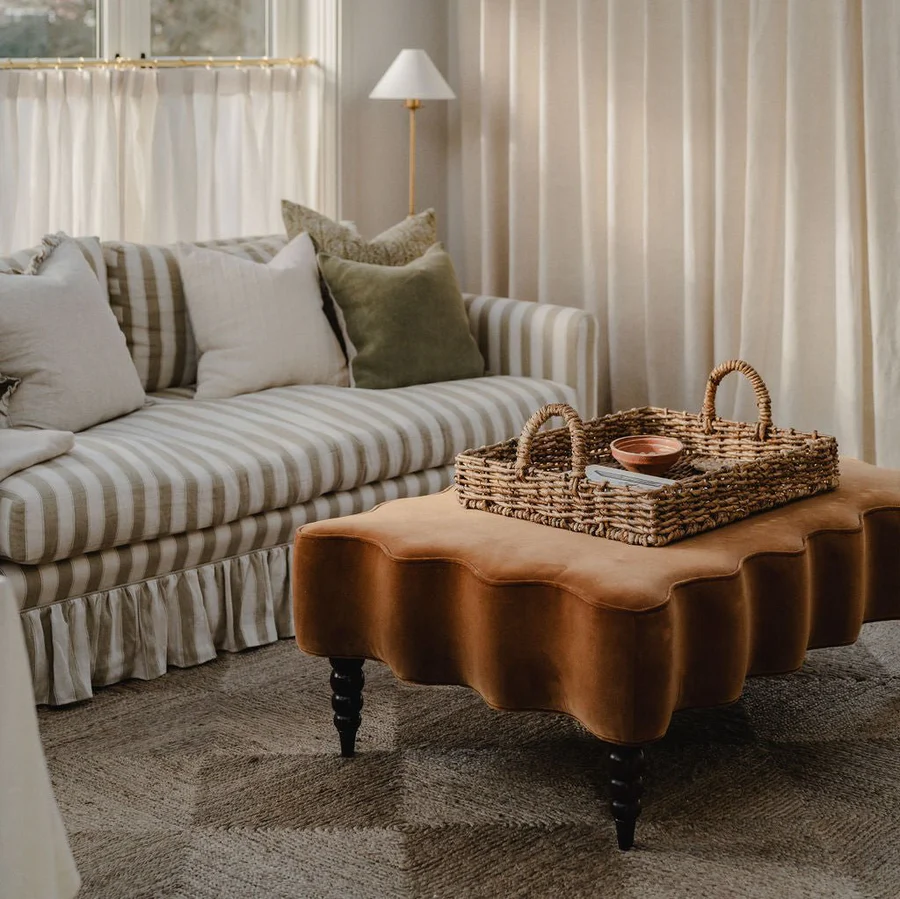 ottoman table basse dans un salon cosy – House Nine Design