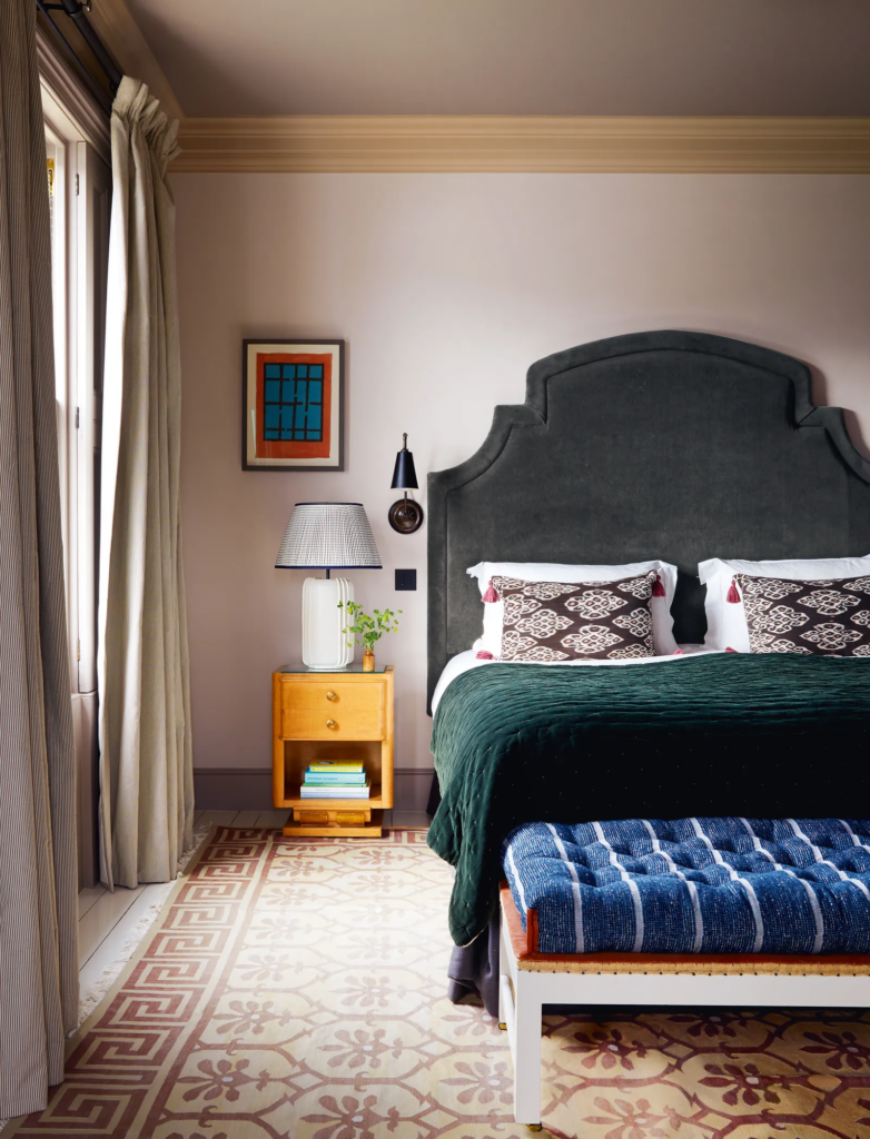 Chambre avec plinthes peintes ton sur ton, plafond coloré et palette de couleurs chaleureuse.